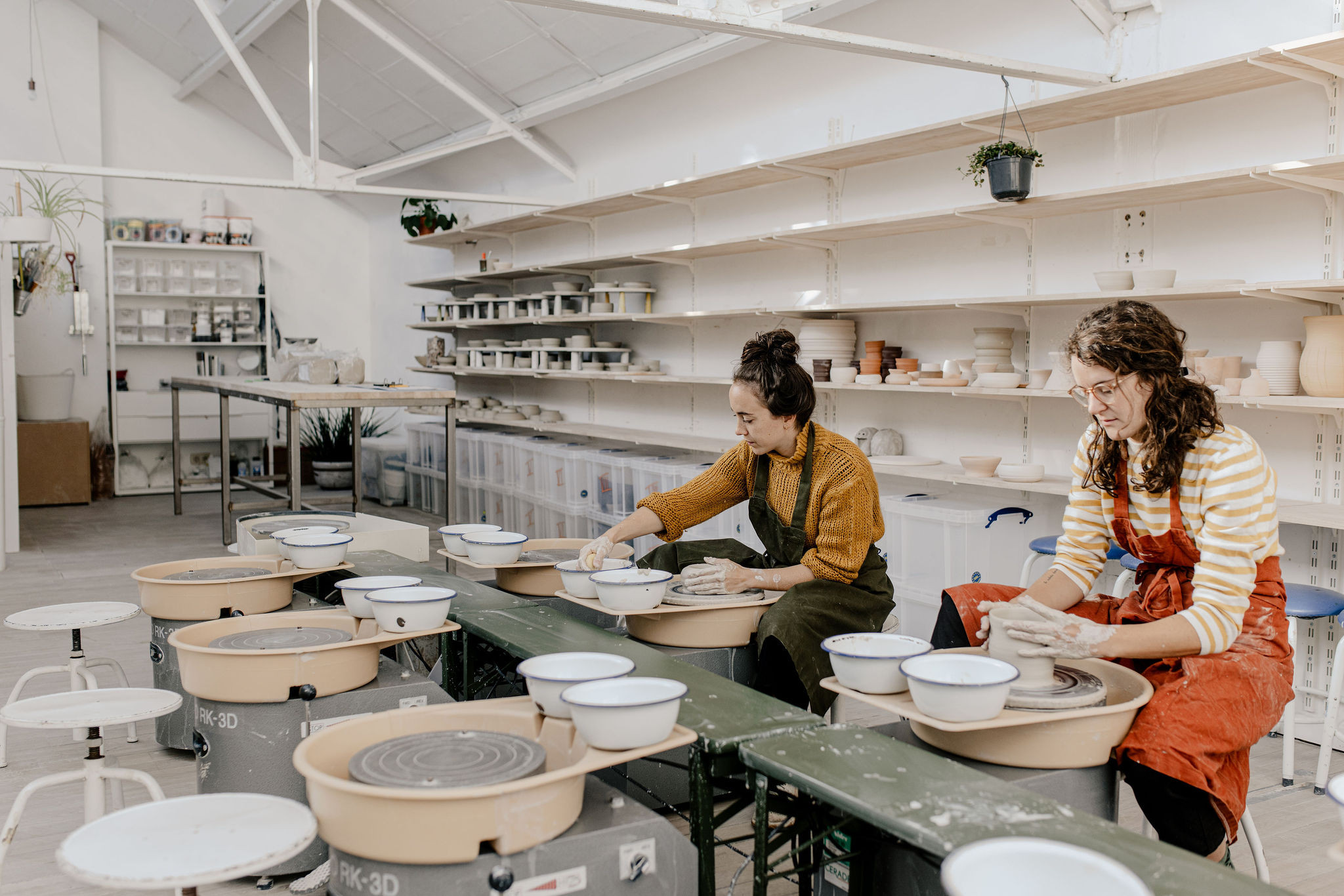 Workshop Pottenbakken op schijf (in Gent) voor een groep - Foto
