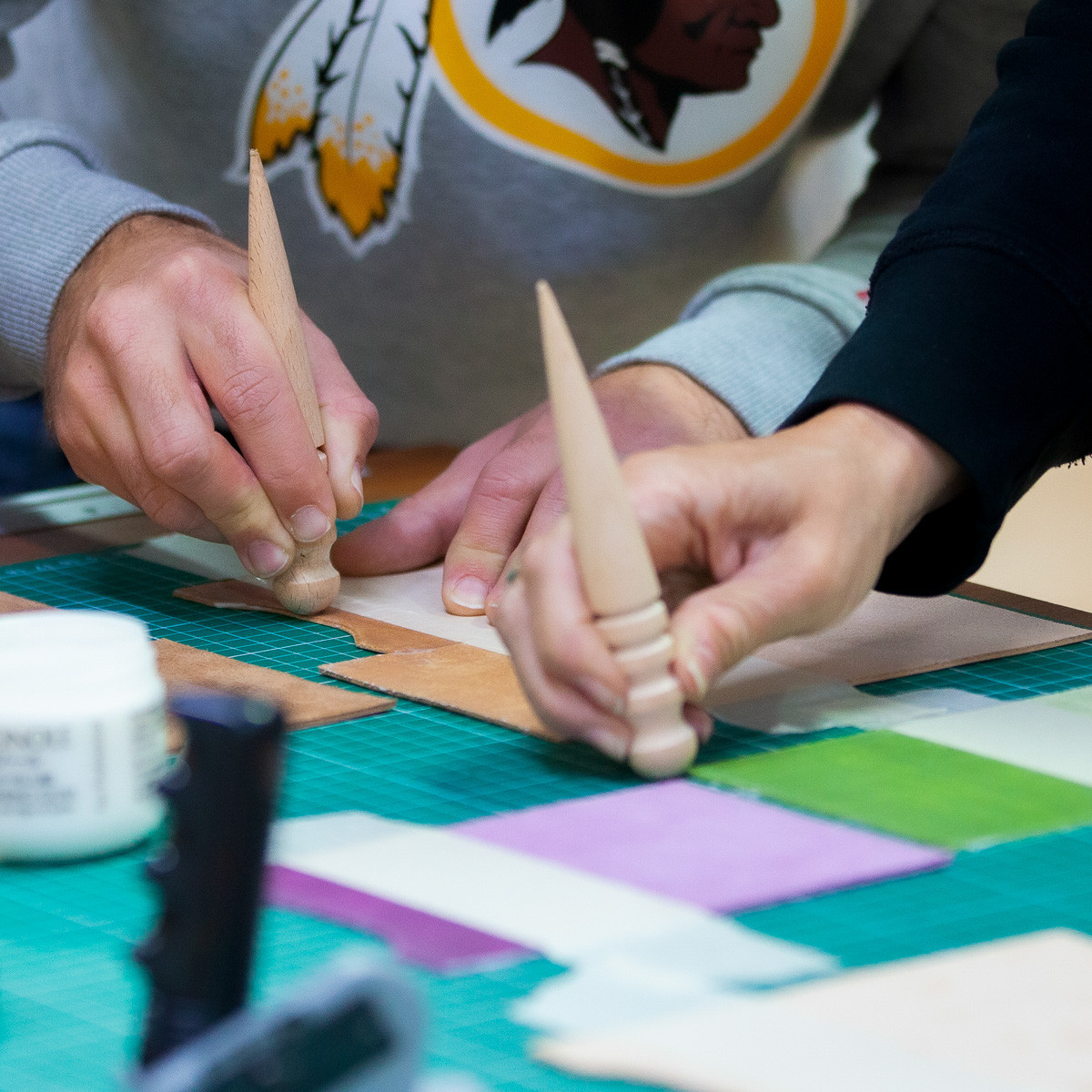 Workshop Ambachtelijk leerbewerken - telefoontasje (eigen datum) - Foto