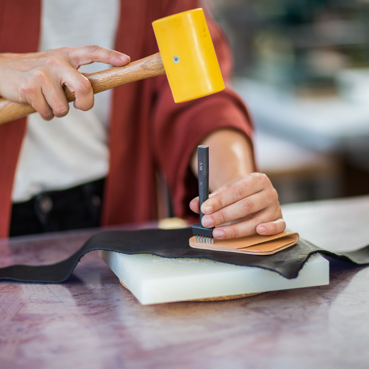 Workshop Ambachtelijk leerbewerken - portemonnee - Foto