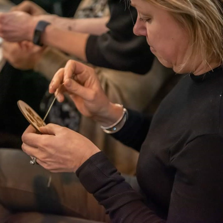 Workshop (groep) borduren op hout - Foto