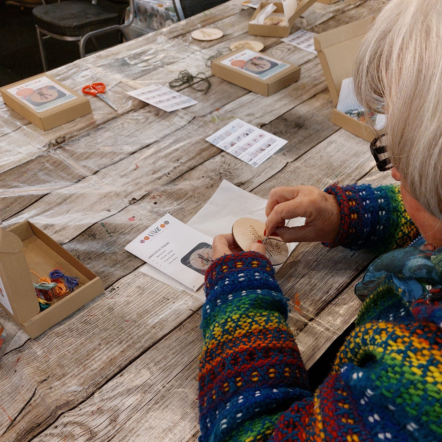 Workshop (groep) borduren op hout - Foto