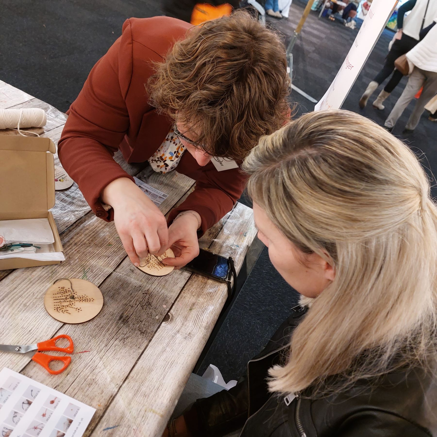 Workshop (groep) borduren op hout - Foto