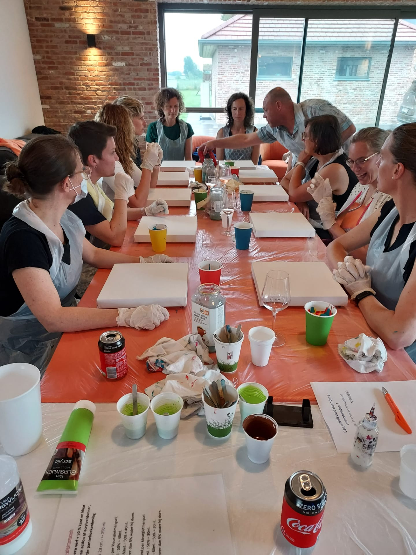 Workshop gieten met acrylverf - Fluid Art voor groepen en teambuilding - Foto