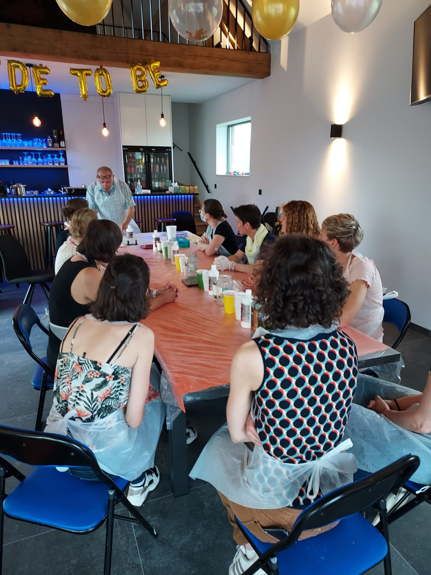 Workshop gieten met acrylverf - Fluid Art voor groepen en teambuilding - Foto