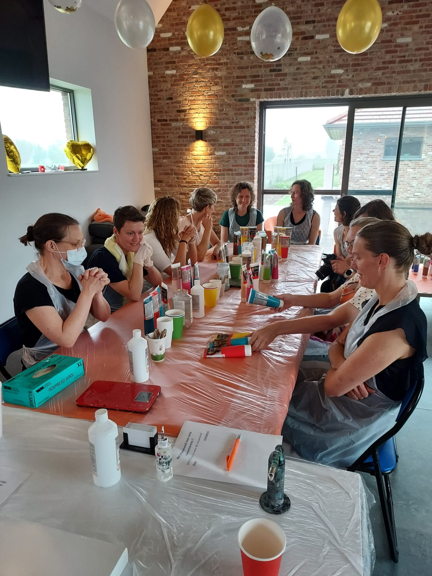 Workshop gieten met acrylverf - Fluid Art voor groepen en teambuilding - Foto